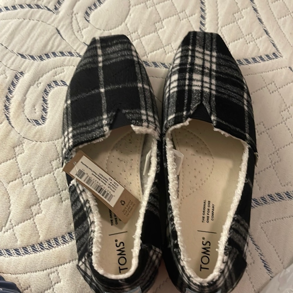NWT TOMS BELMONT SHOE. Soft inner lining!